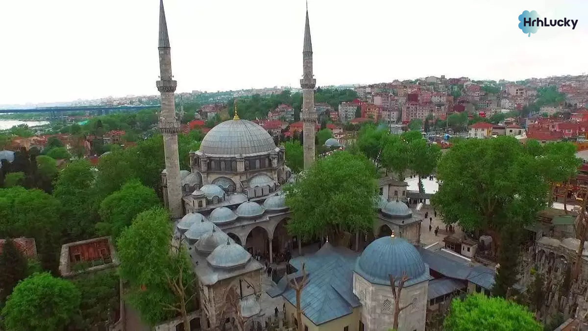 Eyüp Sultan Camii: İstanbul'un Ruhunu Yansıtan Kutsal Mekanın Derinliklerine Bir Yolculuk