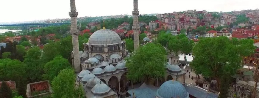 Eyüp Sultan Camii: İstanbul'un Ruhunu Yansıtan Kutsal Mekanın Derinliklerine Bir Yolculuk